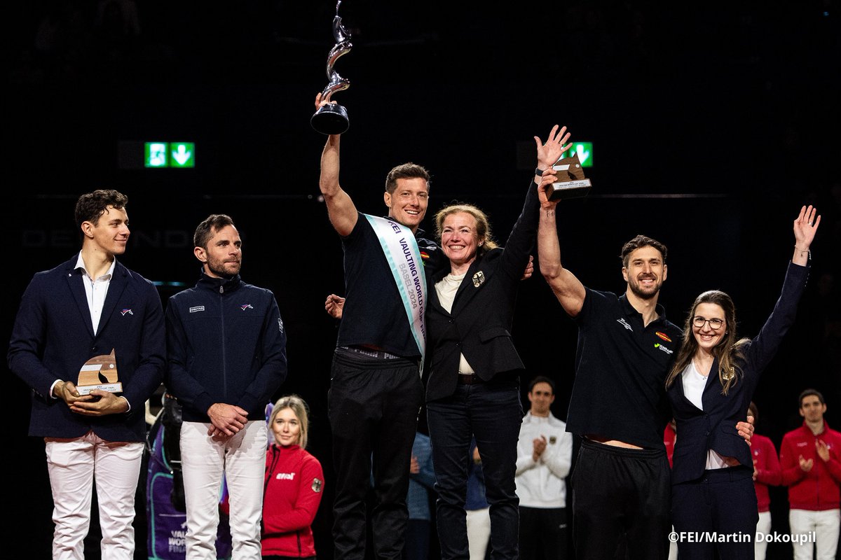 FRA_Equitation's tweet image. #voltige
👏 Bravo à Théo Gardies, Sir Sensation et Sébastien Langlois qui sont montés sur la 🥈 marche du podium de la finale Coupe du monde FEI Vaulting à Bâle 🥳🥳🇨🇭
Résumé &amp;amp; réactions ➡️ffe.com/actualites/2e-…