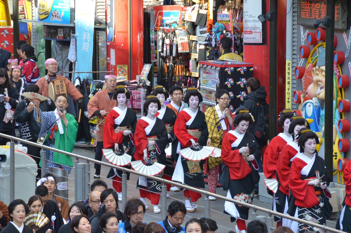 最盛期、芸妓だけで三千人を数えた日本最大の花街、宗右衛門町を含む南地五花街の宝恵籠が浪花に福をもたらす。「ホエカーゴ、ホエカーゴ！」