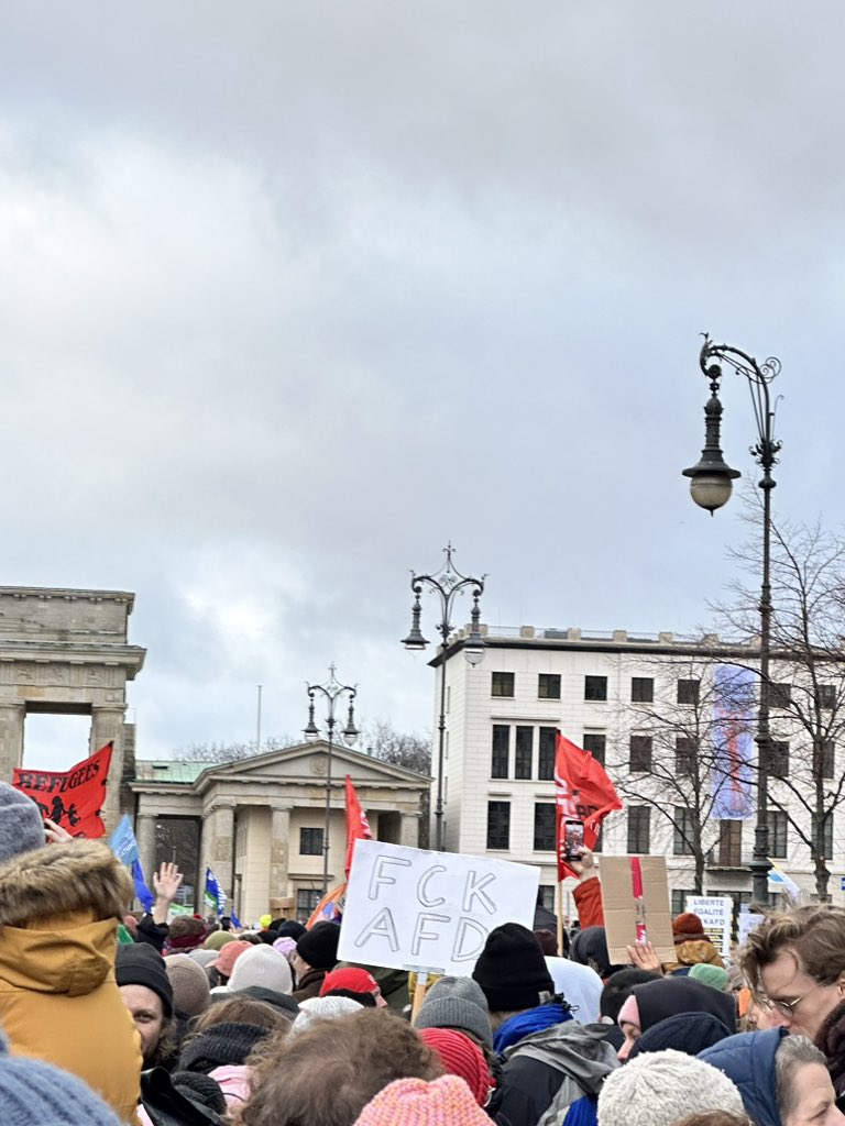 Mega voll am Pariser Platz. Gut so! Demo gegen Rechts!