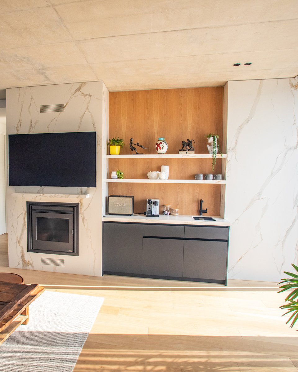 InterslabZA's tweet image. Take the art of interior design to new heights with #InfinitySurfaces #CalacattaOro. The cladded walls &amp;amp; open shelving exude a modern chicness! Plus the integrated vents in the wall make it possible for the TV and fireplace to feature in a unified design! bit.ly/CalacattaOro
