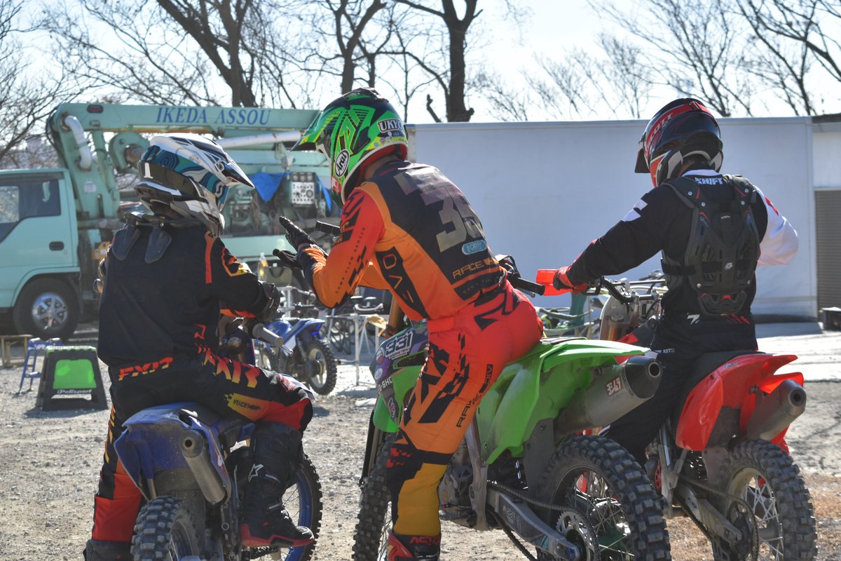 17_ukyo's tweet photo. 今日は元IAライダーでありパーク神戸レーシングチームて大変お世話になった@DJ_NABERYO 渡邊涼太さんの
走行会でした！
まだ知らない事を教えてもらったら
逆参加者さんに教える立場になったり
とても学べる事の多い1日でした！
ありがとうございました！ https://t.co/Qmsf1AqJoa