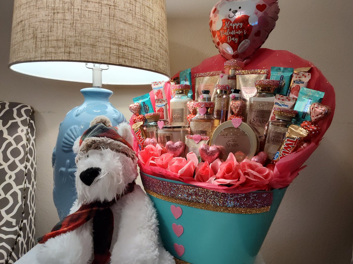giftsbyreshanda's tweet photo. Happy Valentine's Day Collection
The Las Vegas Valentine's Day Experience.... 
Order Early @GoldenKnights
Free Local Las Vegas Delivery
EasyPay Layaway Options 
#basketsbyreshanda
#ValentinesDay #justforher #LasVegas

Order On Facebook........
https://t.co/ebHLf6jg9O https://t.co/Vp0szAKlYl