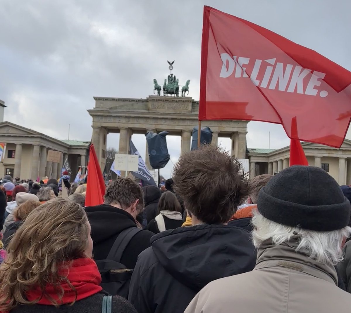 Es ist so voll bei der Demo zur Verteidigung der Demokratie in Berlin! Das Ende der Menschenmenge ist nicht mal von der Bühne erkennbar. Megastimmung! ❤️✊❤️  #b1401 #NieWiederIstJetzt #AfDVerbotjetzt #AfDVerbot