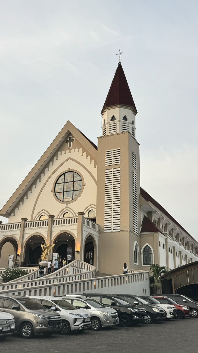 danielwangsa's tweet photo. Dulu waktu SMA ke Gereja ini baru ada 2 lukisan dan sisanya masih kosong krn Bapa Uskup menganjurkan untuk tidak dilanjutkan terlebih dahulu. Sekarang udah penuh dan bagus bgt!! https://t.co/Is1c7lkEgq