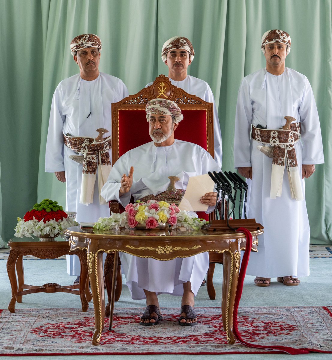 RoyalOmanFamily's tweet photo. 📸 | استمرارًا للحرص السَّامي المتجدّد لجلالةِ السُّلطان المعظم /حفظهُ اللهُ ورعاهُ/ على الالتقاء بالمواطنين في كل شبر من أرض الوطن العزيز، وإيمانًا من جلالتِه بأهميّة الاستماع المباشر لما يطرحونه من رؤى ومقترحات تسهم في تنمية محافظاتهم وتطويرها ودفع الحركة الاقتصادية والتنموية بها ومن أجل تلمُّس احتياجاتهم من مختلف المشروعات الخدمية والتنموية؛ فقد تفضّل جلالتُه /أبقاهُ الله/ فالتقى صباح اليوم بشيوخ ورشداء وأعيان محافظة #مسندم وعدد من أعضاء مجلس #عُمان وأعضاء المجلس البلدي ورجال الأعمال، وذلك في المخيم السُّلطاني بسيح المحاسن في ولاية #خصب.
#مسندم_ترحب_بالمقدم_السامي