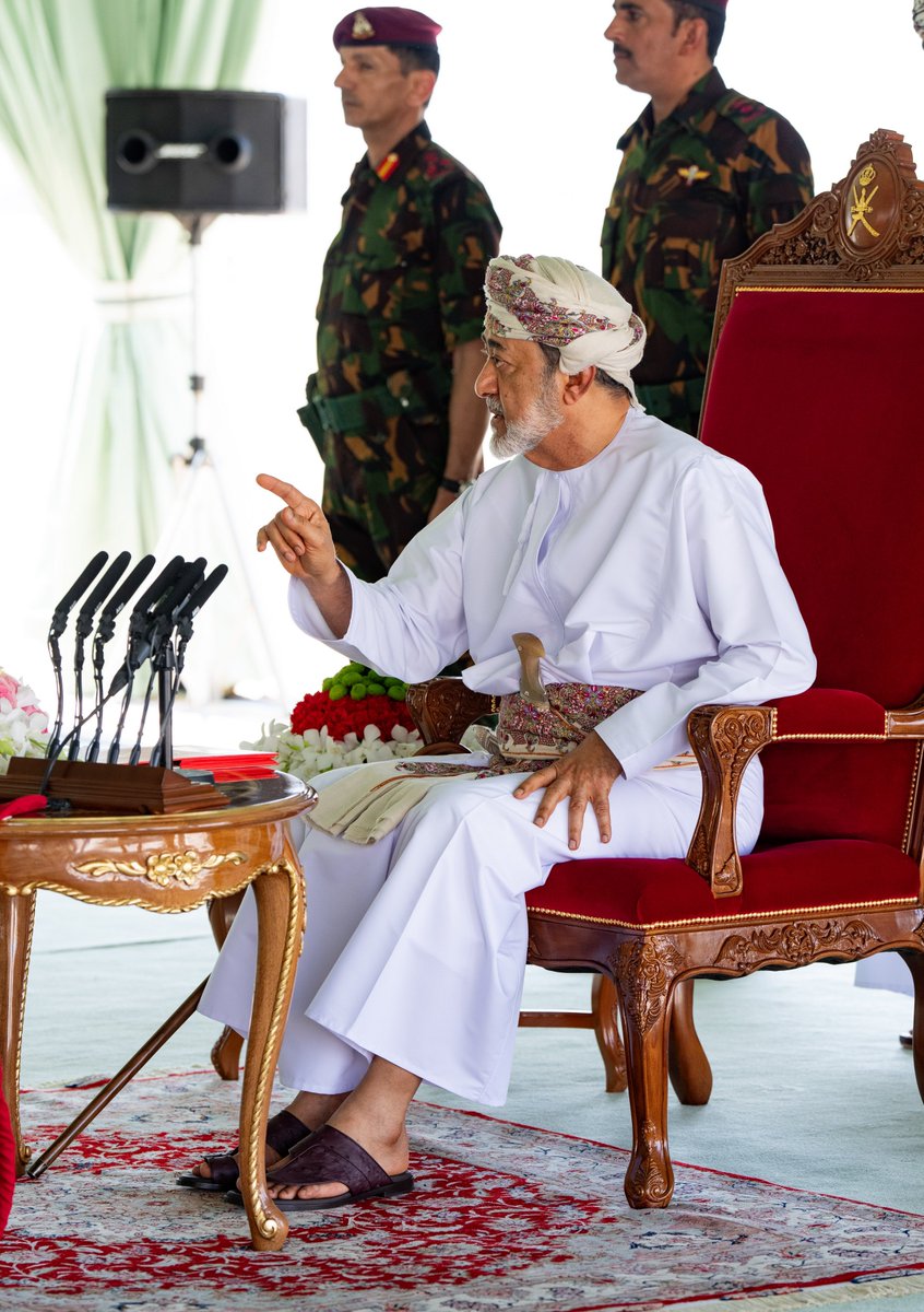 RoyalOmanFamily's tweet photo. 📸 | استمرارًا للحرص السَّامي المتجدّد لجلالةِ السُّلطان المعظم /حفظهُ اللهُ ورعاهُ/ على الالتقاء بالمواطنين في كل شبر من أرض الوطن العزيز، وإيمانًا من جلالتِه بأهميّة الاستماع المباشر لما يطرحونه من رؤى ومقترحات تسهم في تنمية محافظاتهم وتطويرها ودفع الحركة الاقتصادية والتنموية بها ومن أجل تلمُّس احتياجاتهم من مختلف المشروعات الخدمية والتنموية؛ فقد تفضّل جلالتُه /أبقاهُ الله/ فالتقى صباح اليوم بشيوخ ورشداء وأعيان محافظة #مسندم وعدد من أعضاء مجلس #عُمان وأعضاء المجلس البلدي ورجال الأعمال، وذلك في المخيم السُّلطاني بسيح المحاسن في ولاية #خصب.
#مسندم_ترحب_بالمقدم_السامي