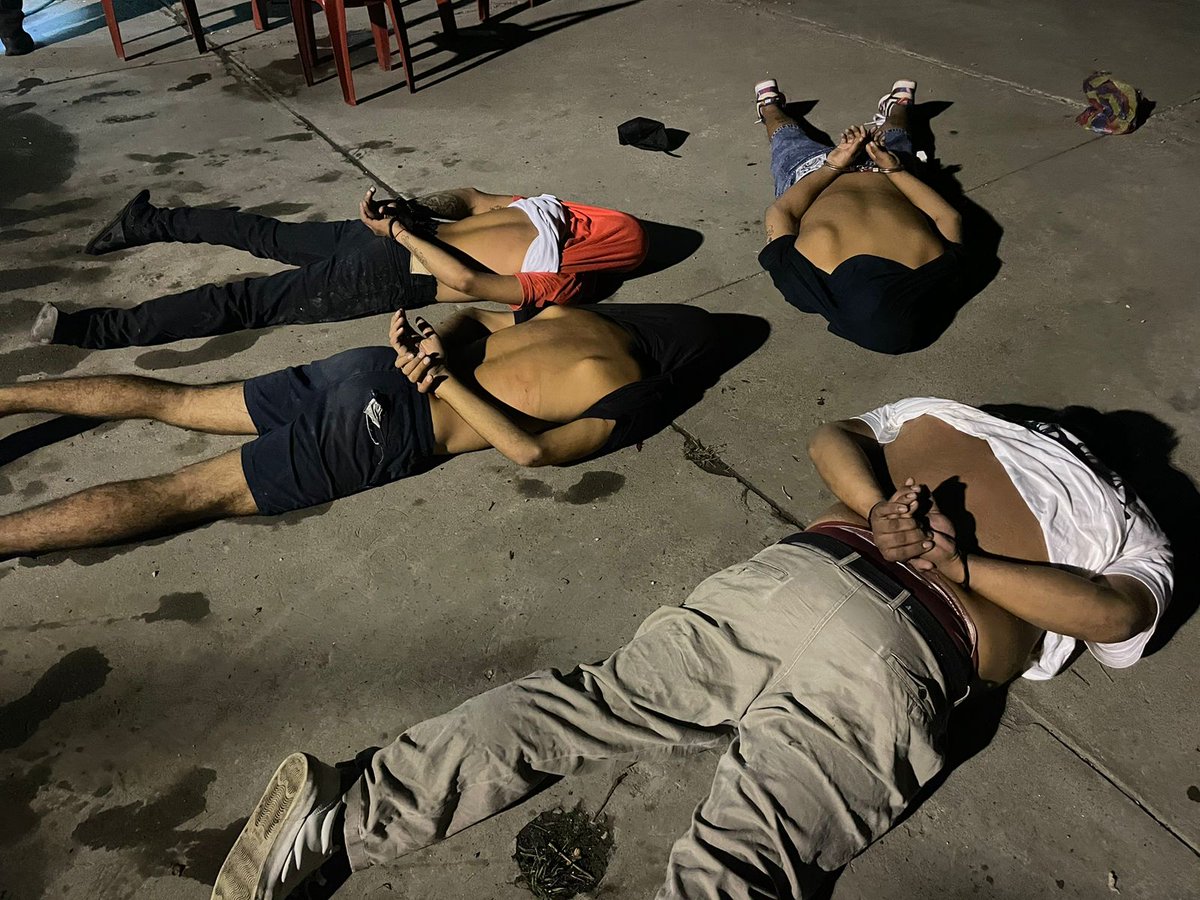 PoliciaEcuador's tweet photo. NEUTRALIZAMOS A UNA ORGANIZACIÓN TERRORISTA 

Integrada por 5 sujetos, mediante allanamiento en flagracia a un domicilio en Los Ceibos, #GYE.

Tras registro al inmueble se encontraron:

- Arma de fuego
- Cartuchos
- Alimetadora de fusil 
- Cápsulas detonantes 
- Vehículo reportado como robado

#CompromisoInquebrantable
