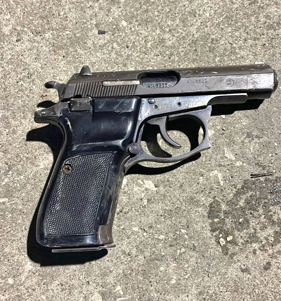 PoliciaEcuador's tweet photo. NEUTRALIZAMOS A UNA ORGANIZACIÓN TERRORISTA 

Integrada por 5 sujetos, mediante allanamiento en flagracia a un domicilio en Los Ceibos, #GYE.

Tras registro al inmueble se encontraron:

- Arma de fuego
- Cartuchos
- Alimetadora de fusil 
- Cápsulas detonantes 
- Vehículo reportado como robado

#CompromisoInquebrantable