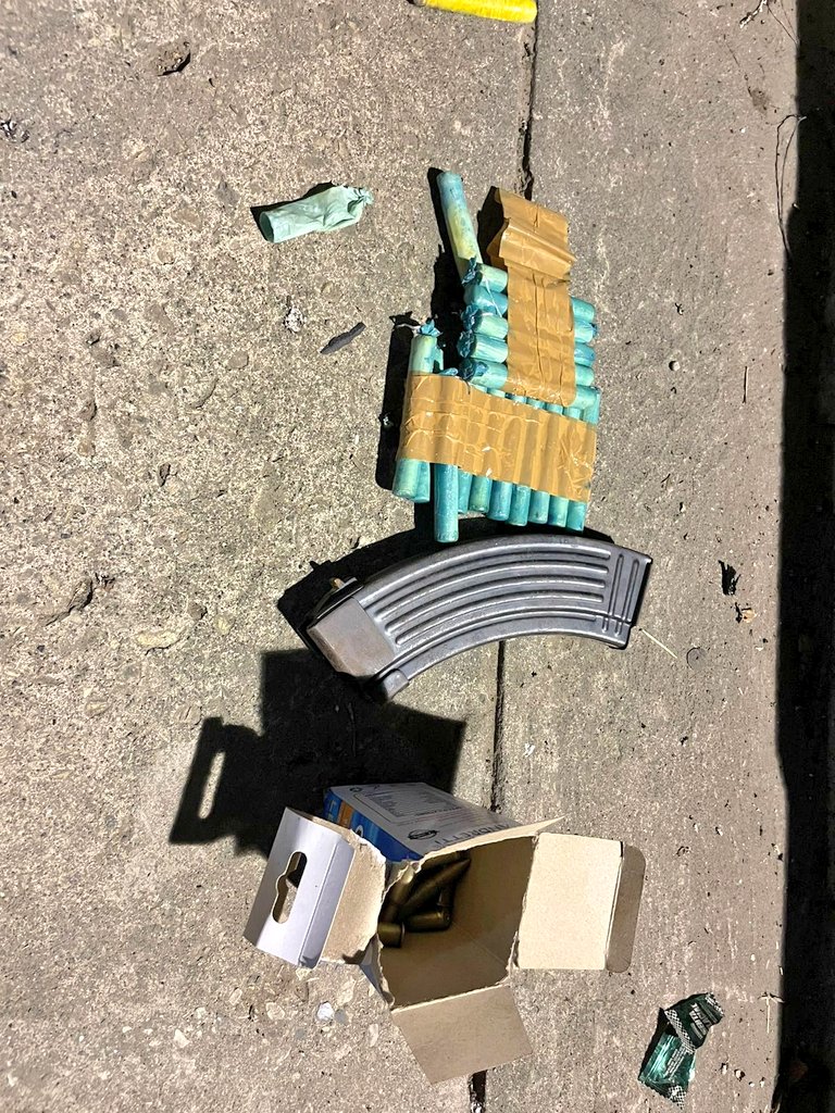 PoliciaEcuador's tweet photo. NEUTRALIZAMOS A UNA ORGANIZACIÓN TERRORISTA 

Integrada por 5 sujetos, mediante allanamiento en flagracia a un domicilio en Los Ceibos, #GYE.

Tras registro al inmueble se encontraron:

- Arma de fuego
- Cartuchos
- Alimetadora de fusil 
- Cápsulas detonantes 
- Vehículo reportado como robado

#CompromisoInquebrantable