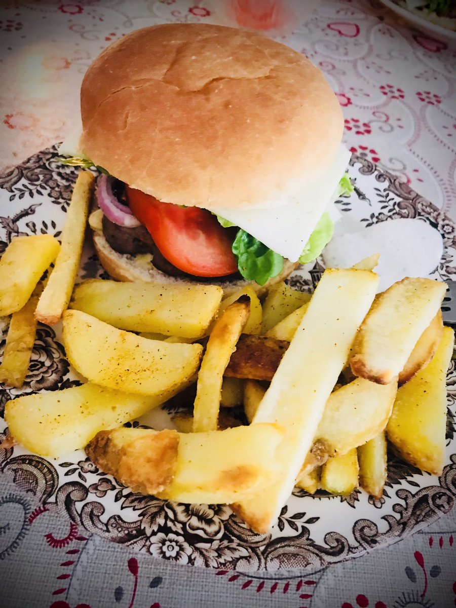 SweetMouse85's tweet photo. American burger lunch 🍔🇺🇸
I need to get these small USA flaggs so I can put them in the burger.
#AmericanBurger #AmericanLunch #IndieGameDev #WPUGamer #ShareYourGames https://t.co/Jh635Ss9EN