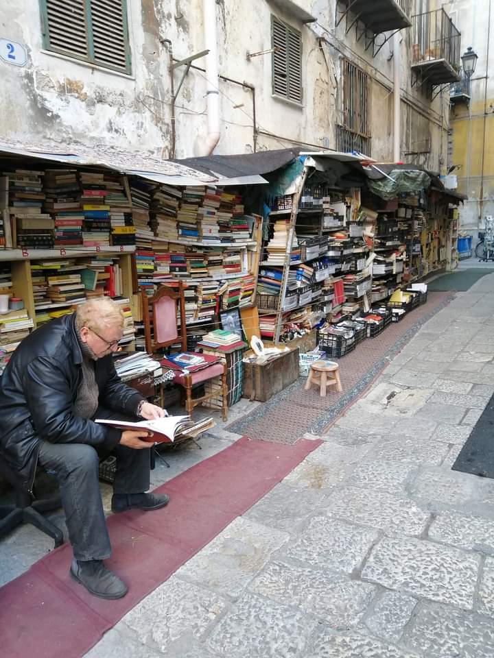 "La literatura es esencialmente soledad.
Se escribe en soledad.
Se lee en soledad.  Y, pese a todo, el acto de lectura permite una comunicación de dos seres humanos"

Paul Auster.