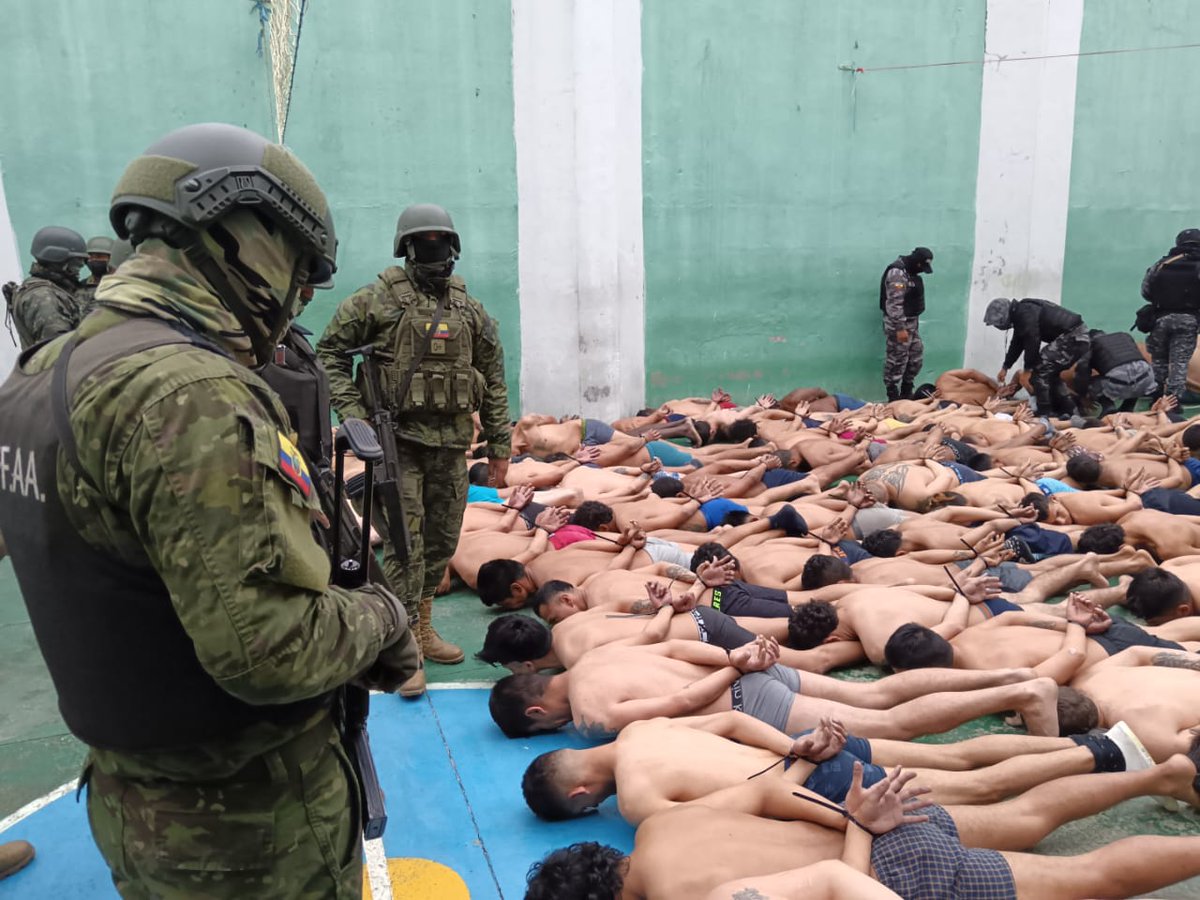 FFAAECUADOR's tweet photo. #Azuay 

Fuerzas Armadas y Policía Nacional, intervienen el Centro de Rehabilitación Social El Turi, manteniendo el máximo control en los interiores y exteriores del centro penitenciario.

#FFAAContigo🇪🇨
#UnSoloEcuadorUnaSolaFuerza 
#BloqueDeSeguridad https://t.co/2mNkRXLwcv