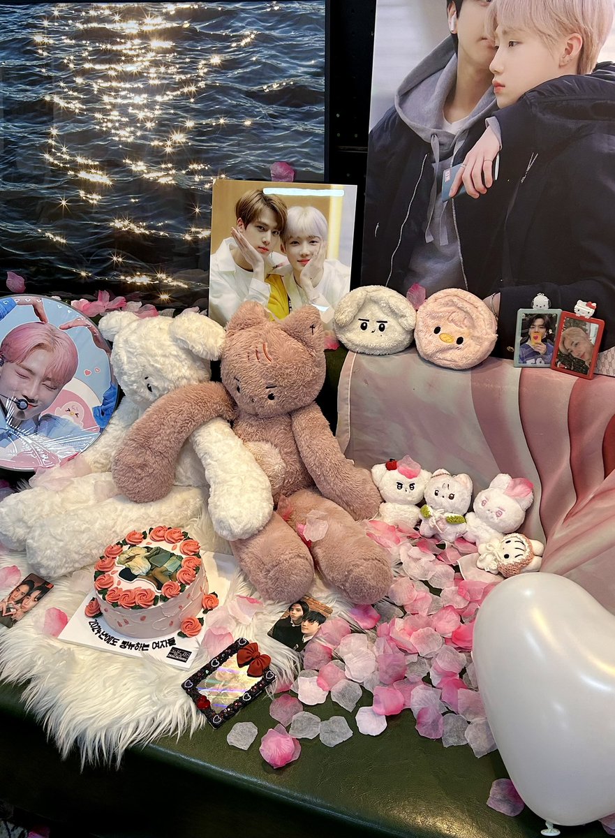 한 마리당 48700원씩 하는 간장게장보다 더 알찬 컨텐츠 구성+유재석 버금가는 주최자분들의 진행실력+빵뉴입담학과 박사학위까지 따버린 미소녀들= 대환장 댕웃긴 말도안되는 덕톡회의 현장이어따.
준비해주신 음식, 잼님이직접 만드신 쿠키들 존맛이었고 다음에는 MTㄹ

#2024년에도_빵뉴하는_여자들