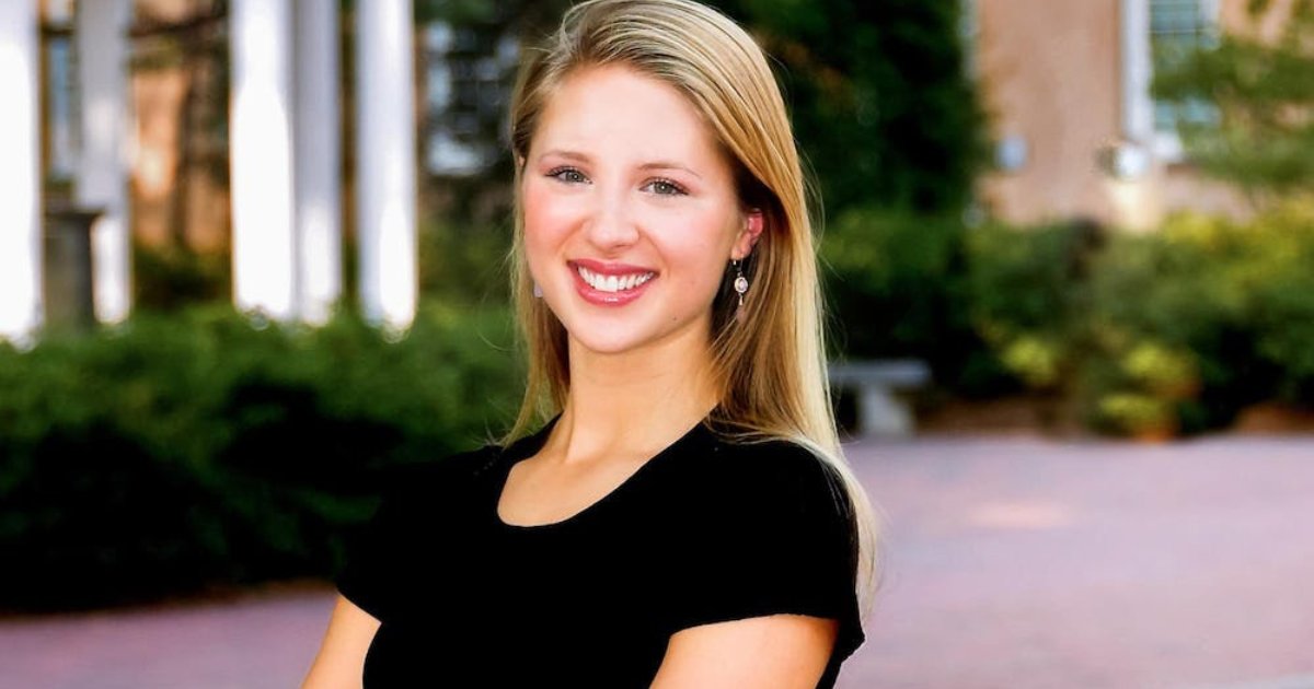 UNCCoalition's tweet photo. It’s the 15th year of the Eve Carson Scholarship at UNC, which pays tribute to 2007 Student Body President Eve Carson, who was killed around two months before her graduation. The scholarship celebrates junior students who have demonstrated growth. #UNCCH https://t.co/CtIxLUcnG6 https://t.co/BkyCdKw00p