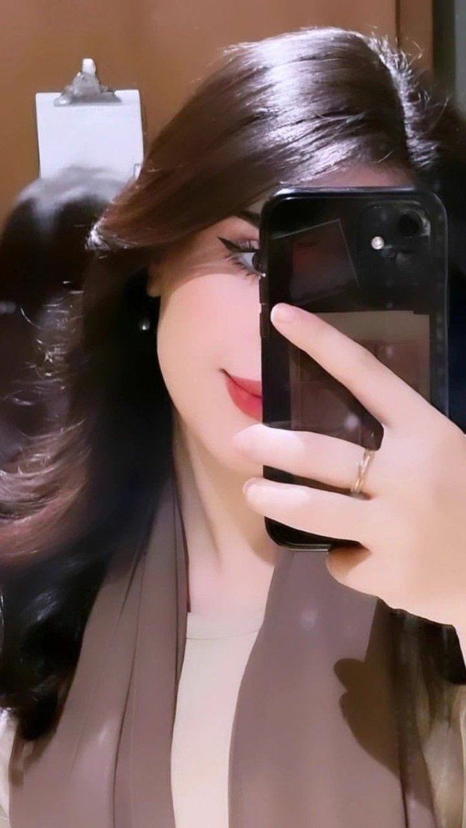 #اليابان_فيتنام
#قطر_لبنان
#الحرب_العالمية_الثالثة
بنت البدو يا بنت مضرب للأمثال 
فوق الجمال وطاعة الله خجولة

هي مهرة تصعب على كل خيال 
وانت ومثلك عسفهن بالسهولة

قالت تغزل بي وشف حبة الخال 
ناظر عيوني والرموش الكسولة

مساء الغلا😍🌹