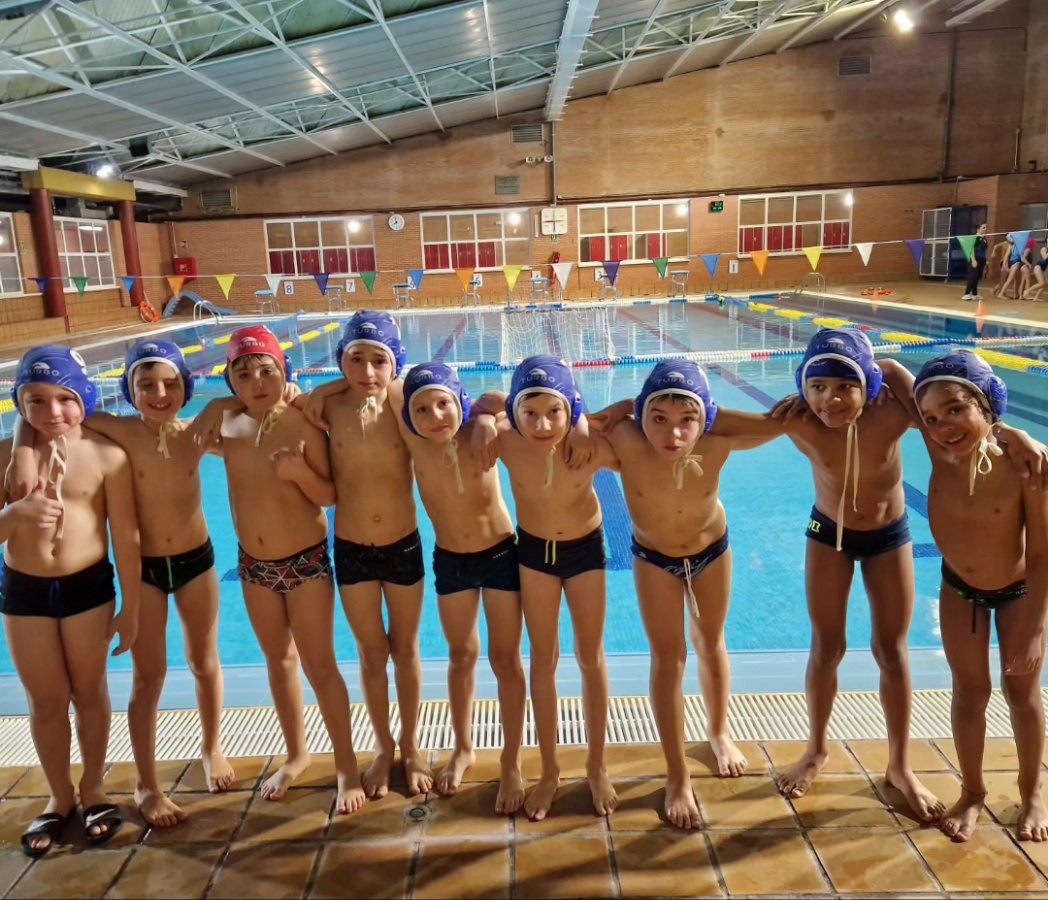 cn4caminos's tweet photo. Nuestros #superbenjas siguen aprendiendo a pasos agigantados.
Esta vez jugaron contra @realcanoe_nc y @arconcepcioncl
#Ale4k
#waterpolomadrid https://t.co/Xrg5aUNOSJ