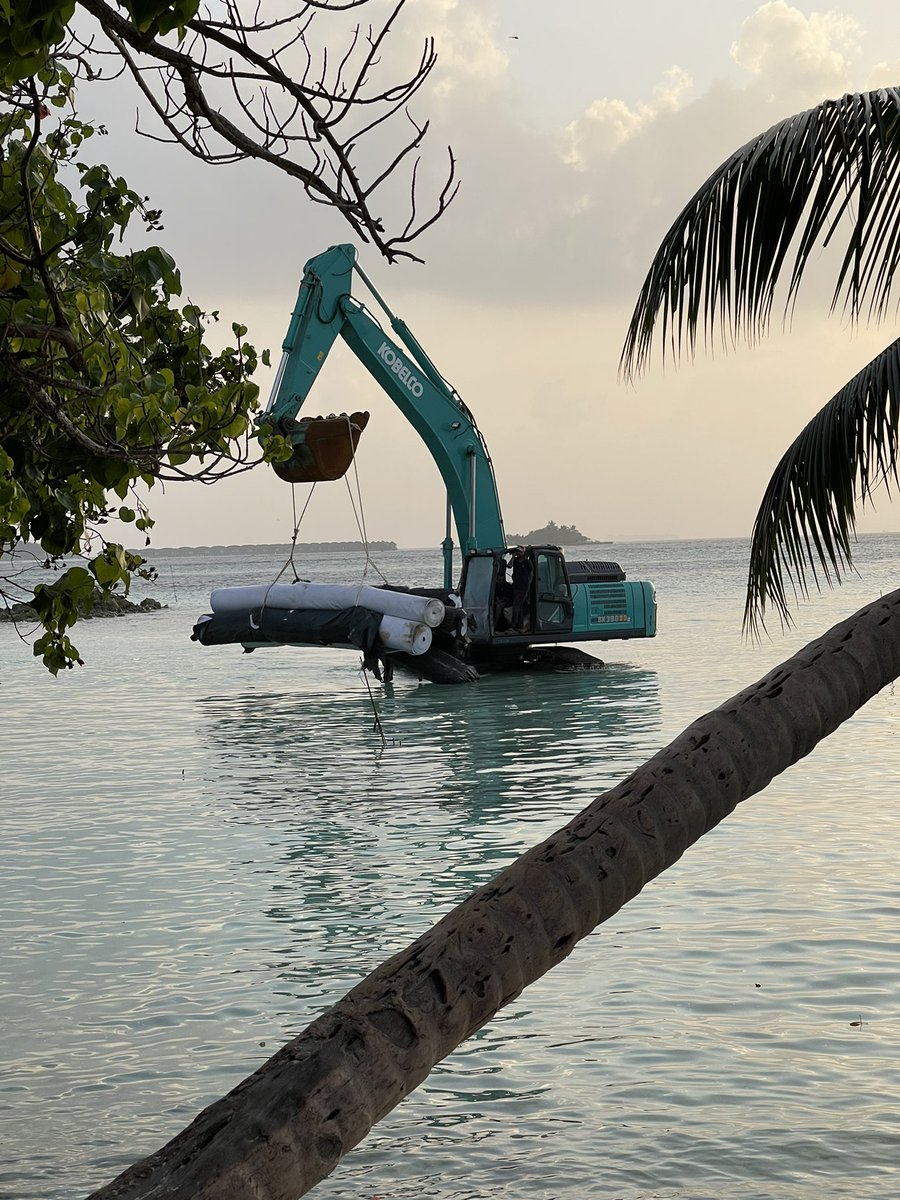 fizbro330's tweet photo. އަޅުގަނޑުމެންގެ ރަށް ކިތަންމެ ކުޑަ ނަމަވެސް އަދި މީސްކޮޅު ކިތަންމެ މަދު ނަމަވެސް ރަށުގެ ޕްރޮޖެކްޓަކަށް ގެނެސްފައި ހުރި އެއްޗެހި ރަށުން ބާލައިގެން ގެންދާނަމަ ރަށު ކައުންސިލަށް އެނގެންޖެހޭނެ ކަމަށް އަޅުގަނޑު ގަބޫލުކުރަން. https://t.co/6z5nFJyN9Y