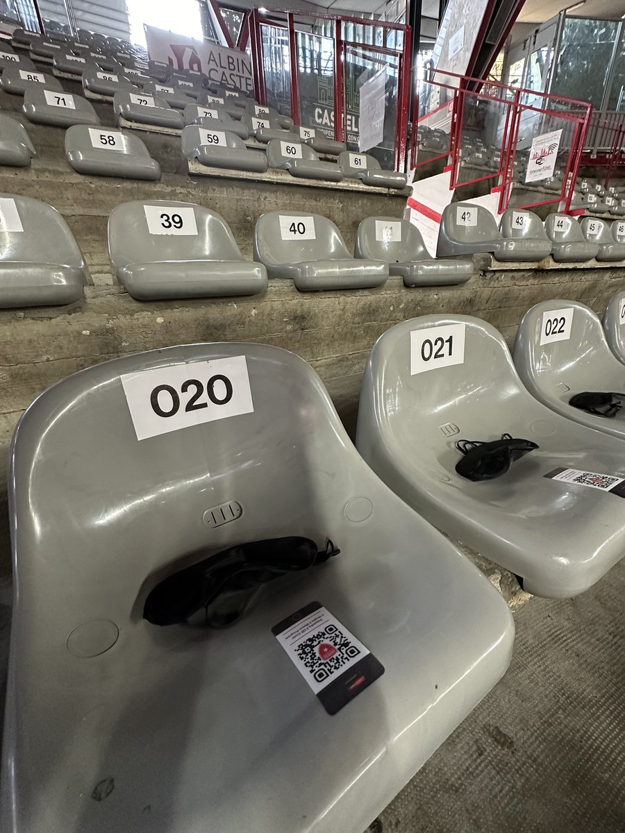 PallVarese's tweet photo. 𝗘𝗬𝗘 𝗠𝗔𝗦𝗞𝗦 𝗘𝗫𝗣𝗘𝗥𝗜𝗘𝗡𝗖𝗘
Biancorossi durante il corso del match vi chiederemo di vivere un'esperienza unica da fare tutti insieme utilizzando le mascherine che troverete sui vostri posti 🫂

L'esperienza è resa possibile grazie #Summeet 🙌

#NoiSiamoVarese https://t.co/kzc9gYD4VU