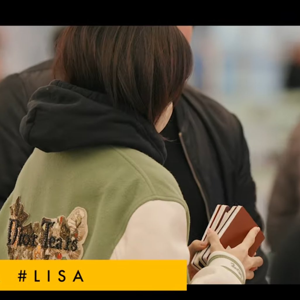 moneyblokchain0's tweet photo. Streets saying Lisa went to SK just to get her cats and go to Thailand with them 😭 

That would explain going to Mingus to say goodbye and idk if cats needs passports in Korea but she has a bunch of it ksksk https://t.co/MvWllfT5o6