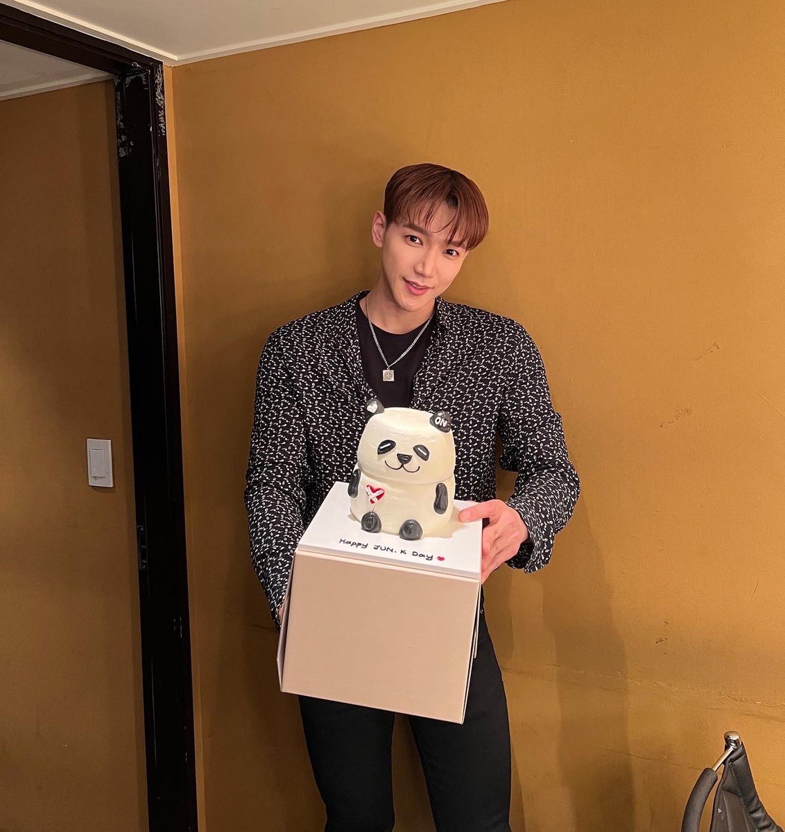 Moon_rabbit0115's tweet photo. 우리 사랑스런 팬더 생일 너무너무 축하해 🎉🎉🎉
#HAPPY_JUN_K_day
#The_best_준케이생일 https://t.co/uqjl9QjLri