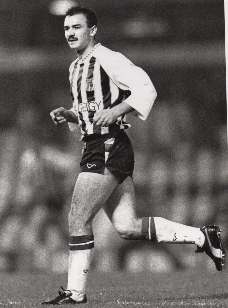 Tony Rees 🏴󠁧󠁢󠁷󠁬󠁳󠁿 
Grimsby Town ⚫️⚪️

⏰ 1989-94
🏟️ League Appearances 141
⚽️ League Goals 33

#grimsbytown #gtfc #wales @officialgtfc