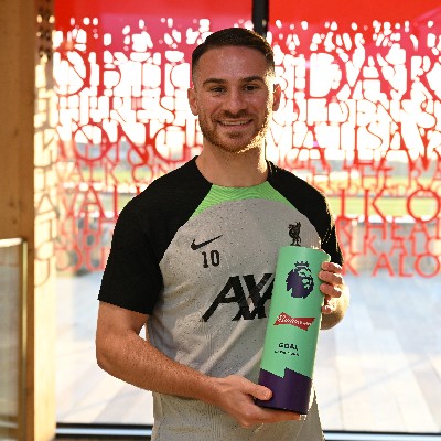 First goals for your club don't get much better! 📸 Your @premierleague Goal of the Month winner, Alexis Mac Allister with his trophy 🇦🇷👏