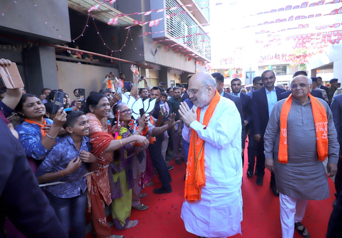 AmitShah's tweet photo. पूरा गुजरात बहुत हर्ष और उमंग के साथ उत्तरायण का त्योहार मनाता है। आज गाँधीनगर उत्तर विधानसभा के लोगों के साथ पतंग उड़ाकर उत्तरायण मनाया।

સમગ્ર ગુજરાતમાં ઉત્તરાયણનો તહેવાર ખૂબ જ આનંદ અને ઉત્સાહ સાથે ઉજવાય છે. ગાંધીનગર ઉત્તર વિધાનસભા ખાતે પતંગ ઉડાવીને ઉત્તરાયણની ઉજવણી કરી. https://t.co/Qw1nnQ7BqJ