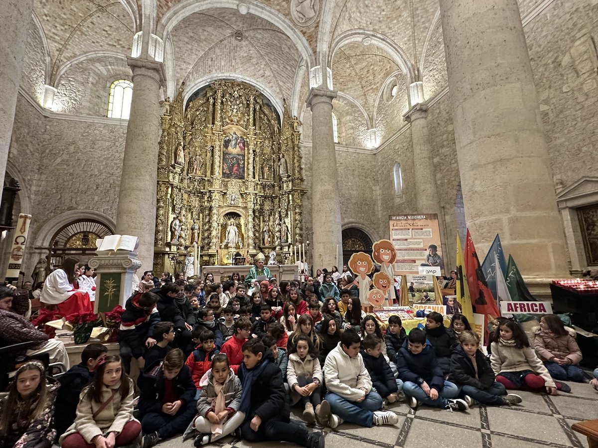 MisionesAB's tweet photo. Multitudinaria celebración de la Eucaristía en el día de la #InfanciaMisionera, junto a nuestro Obispo D. Ángel. 

Gracias querido D. Ángel, gracias a todos los feligreses de @ParroquiaLaRoda por acoger este año esta fiesta misionera.

“Comparto lo que soy” @OMP_ES @prensaCEE https://t.co/HQuWjcBhce