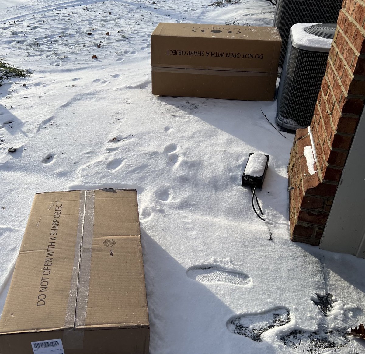rsevey's tweet photo. ⁦@FedExHelp⁩ seriously? This is how you deliver packages now? I have a nice covered front door are, but let’s just throw the box in the snow. https://t.co/74FYk4hT7g