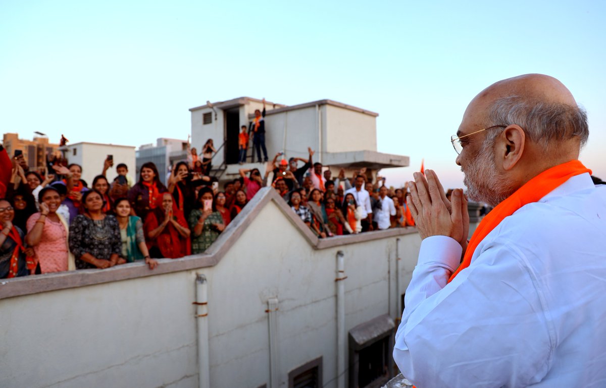 AmitShah's tweet photo. पूरा गुजरात बहुत हर्ष और उमंग के साथ उत्तरायण का त्योहार मनाता है। आज गाँधीनगर उत्तर विधानसभा के लोगों के साथ पतंग उड़ाकर उत्तरायण मनाया।

સમગ્ર ગુજરાતમાં ઉત્તરાયણનો તહેવાર ખૂબ જ આનંદ અને ઉત્સાહ સાથે ઉજવાય છે. ગાંધીનગર ઉત્તર વિધાનસભા ખાતે પતંગ ઉડાવીને ઉત્તરાયણની ઉજવણી કરી. https://t.co/Qw1nnQ7BqJ