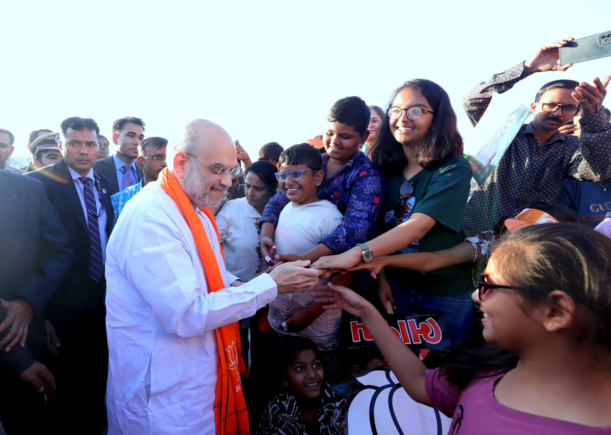 AmitShah's tweet photo. पूरा गुजरात बहुत हर्ष और उमंग के साथ उत्तरायण का त्योहार मनाता है। आज गाँधीनगर उत्तर विधानसभा के लोगों के साथ पतंग उड़ाकर उत्तरायण मनाया।

સમગ્ર ગુજરાતમાં ઉત્તરાયણનો તહેવાર ખૂબ જ આનંદ અને ઉત્સાહ સાથે ઉજવાય છે. ગાંધીનગર ઉત્તર વિધાનસભા ખાતે પતંગ ઉડાવીને ઉત્તરાયણની ઉજવણી કરી. https://t.co/Qw1nnQ7BqJ