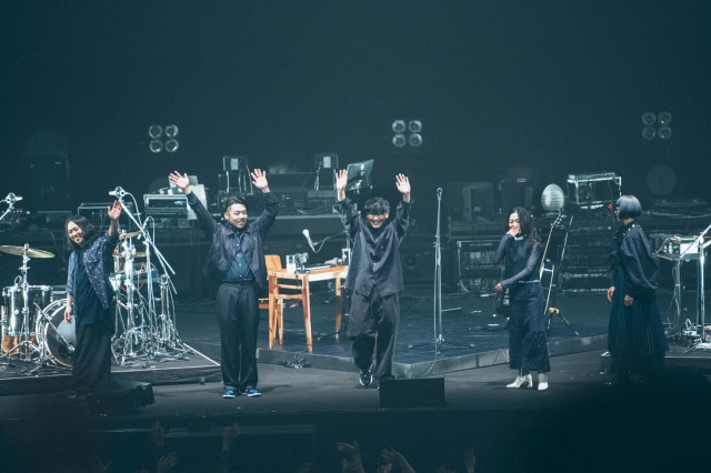 livedoornews's tweet photo. 【歓喜】サカナクション完全復活へ 1年8カ月ぶりステージ、2年ぶり全国ツアーも
https://t.co/iL9og23251

サカナクションの山口一郎が、単独公演のファイナルを開催。アンコールでサカナクション5人が登場し、サプライズで『新宝島』を披露、完全復活を告げる全国ツアー開催が発表された。 https://t.co/clv1JFBcBG