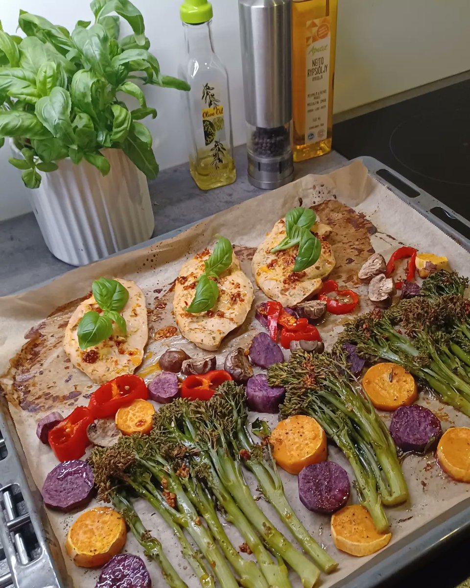 Muistan lapsuudesta että ruoalla ei saanut leikkiä. Mielestäni saa kyllä hassutella vähäsen ja keksiä vaikka tarina tälle satumetsälle #bataatti #purppurabataatti  #suippopaprika #bimi   #varsiparsakaali #herkkusieni #kananpojanfileepihvi  #enemmänkasviksia