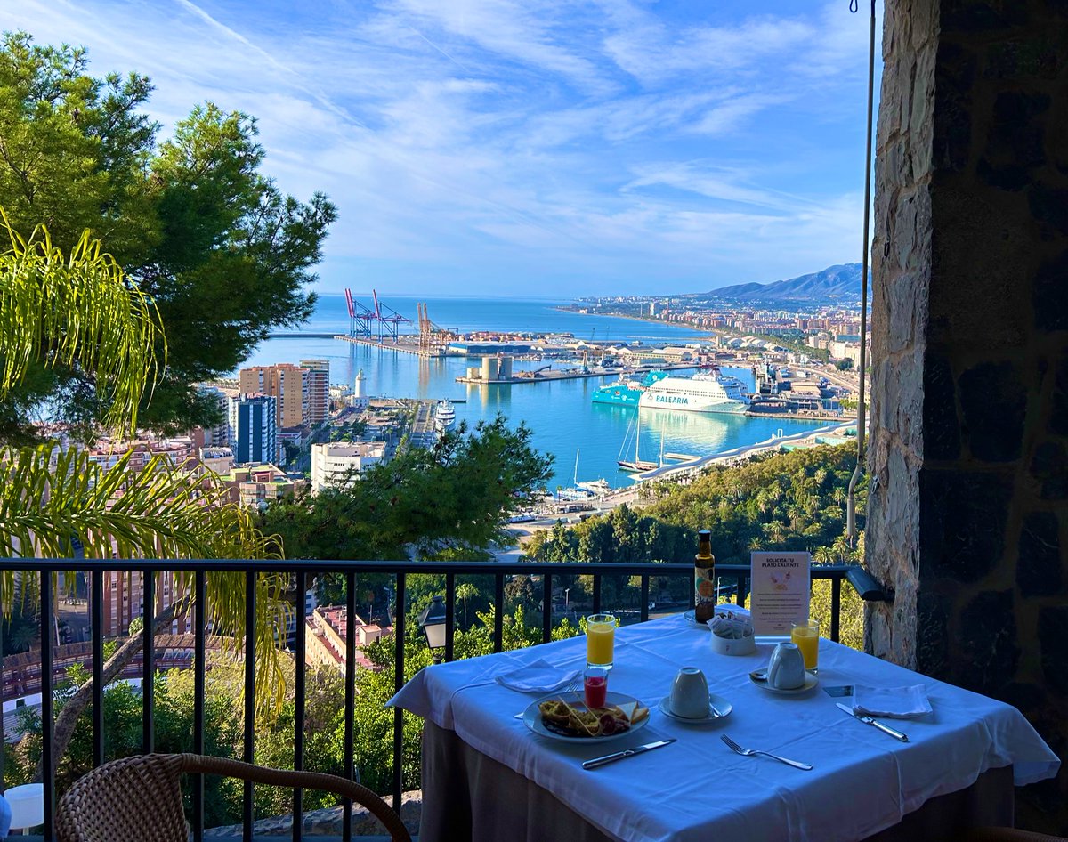 paradoreando's tweet photo. Hace unos meses estuvimos el @paradores de Málaga, perfecto para ver (literalmente) la ciudad.

¡Esperamos que os guste! 👇🏼 

https://t.co/QeXTOcSX3s https://t.co/q3a0gTSyQL