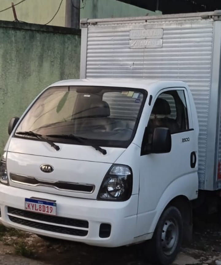 Oi gente, esse caminhão é do meu pai de TRABALHO, fomos roubados ontem em Carro Quebrado e os bandidos foram em direção a Figueira. Quem puder compartilhar e tiver alguma informação, vou ficar muito agradecido. Só mandar mensagem ou ligar para esse número 21982237473 🙏🏼 AJUDEM PF