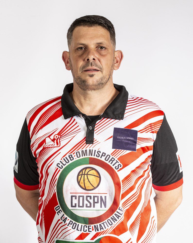 MagazineJimbere's tweet photo. 🔴🏀 @Dynamobbc tient son nouvel entraîneur: Julien Chaignot a été présenté ce 14/01/2024 aux joueurs et membres du staff comme le coach numero 1 de l'équipe championne des PlayOffs de la #VivaBasketballLeague
👌🏿@ChaignotJulien était jusque-là entraîneur de l'équipe #COSPN de #Madagascar qui avait perdu face à #Dynamobbc au match de barrage de @theBAL au mois de novembre 2023
📌 Il sera assisté par un entraîneur malgache Jackob en collaboration avec le staff qui est déjà en place dont coach Olivier Ndayiragije pour tanter de briller dans "Basketball African League" au mois de mars 2024
#Burundi #Youth #BasketballInBurundi