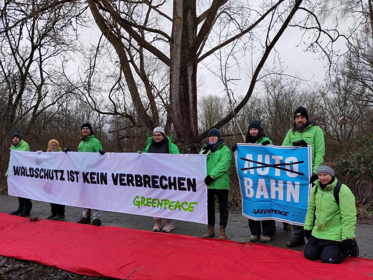 ++JETZT++
Über Tausend demonstrieren in #Hannover für #Verkehrswende & #Waldschutz!
In der #Leinemasch sollen 13 ha 🌳 sowie Fuß&🚲Weg für veralteten Straßenausbau weichen. Damit würde 1 Jahr nach #Lützi-Räumung wieder eine rote Linie überschritten.
#LütziLebt & #LeinemaschBleibt