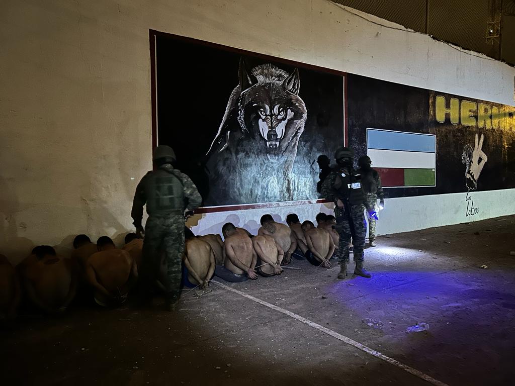 El gobierno retoma el control de las cárceles.

A estos 'angelitos' ya no se les ve tan 'rudos' cuando entra la @FFAAECUADOR
Y la @PoliciaEcuador .

Ya no andan 'RULAY'. 🔊

#EcuadorBajoAtaqueTerrorista

#Esmeraldas #Turi #Machala