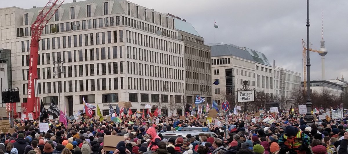 Die Demokratie ist gefährdet wie nie. Es nützt nichts, wie ein Kaninchen auf die Schlange zu gucken. Wir müssen was tun!!! Die Demo heute darf nur der Anfang sein.
