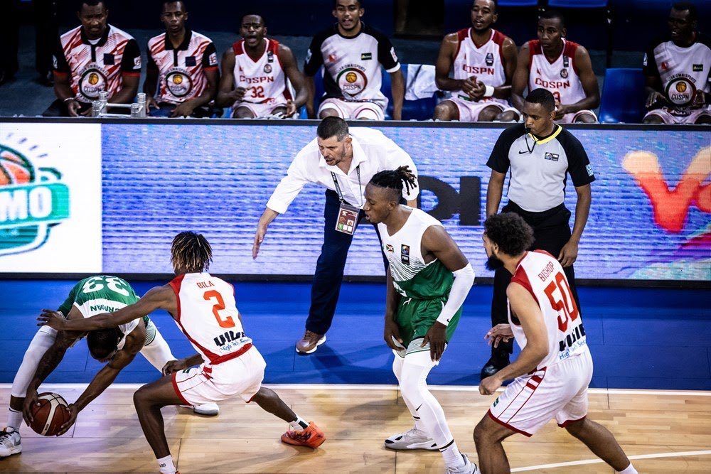 MagazineJimbere's tweet photo. 🔴🏀 @Dynamobbc tient son nouvel entraîneur: Julien Chaignot a été présenté ce 14/01/2024 aux joueurs et membres du staff comme le coach numero 1 de l'équipe championne des PlayOffs de la #VivaBasketballLeague
👌🏿@ChaignotJulien était jusque-là entraîneur de l'équipe #COSPN de #Madagascar qui avait perdu face à #Dynamobbc au match de barrage de @theBAL au mois de novembre 2023
📌 Il sera assisté par un entraîneur malgache Jackob en collaboration avec le staff qui est déjà en place dont coach Olivier Ndayiragije pour tanter de briller dans "Basketball African League" au mois de mars 2024
#Burundi #Youth #BasketballInBurundi