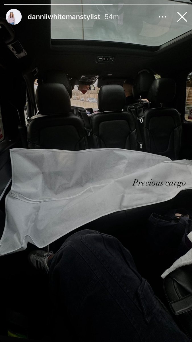 hollywillslove's tweet image. They style team of the style queen are on their way! 👗💇🏼‍♀️💄💅🏻✨

It’s definitely happening then. 😆

#PreciousCargo #GuessTheDress #HollyWilloughby #DancingOnIce