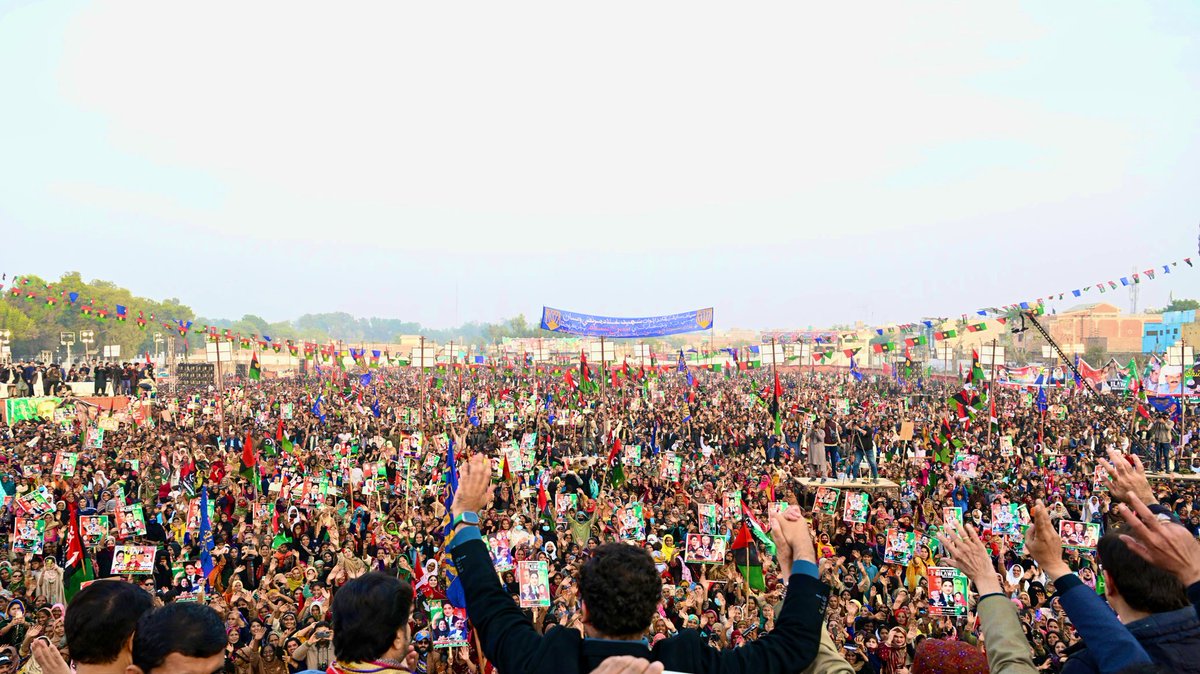 BBhuttoZardari's tweet photo. Thank you Khairpur! We are campaigning on a platform that promises to raise the poor, the marginalised, and the working classes from the cycles of poverty they are forced into. The people of Pakistan deserve to live lives of dignity, where they can build brighter futures for their families. We promise to help them do just that. On 8th February choose a Pakistan that works for everyone.