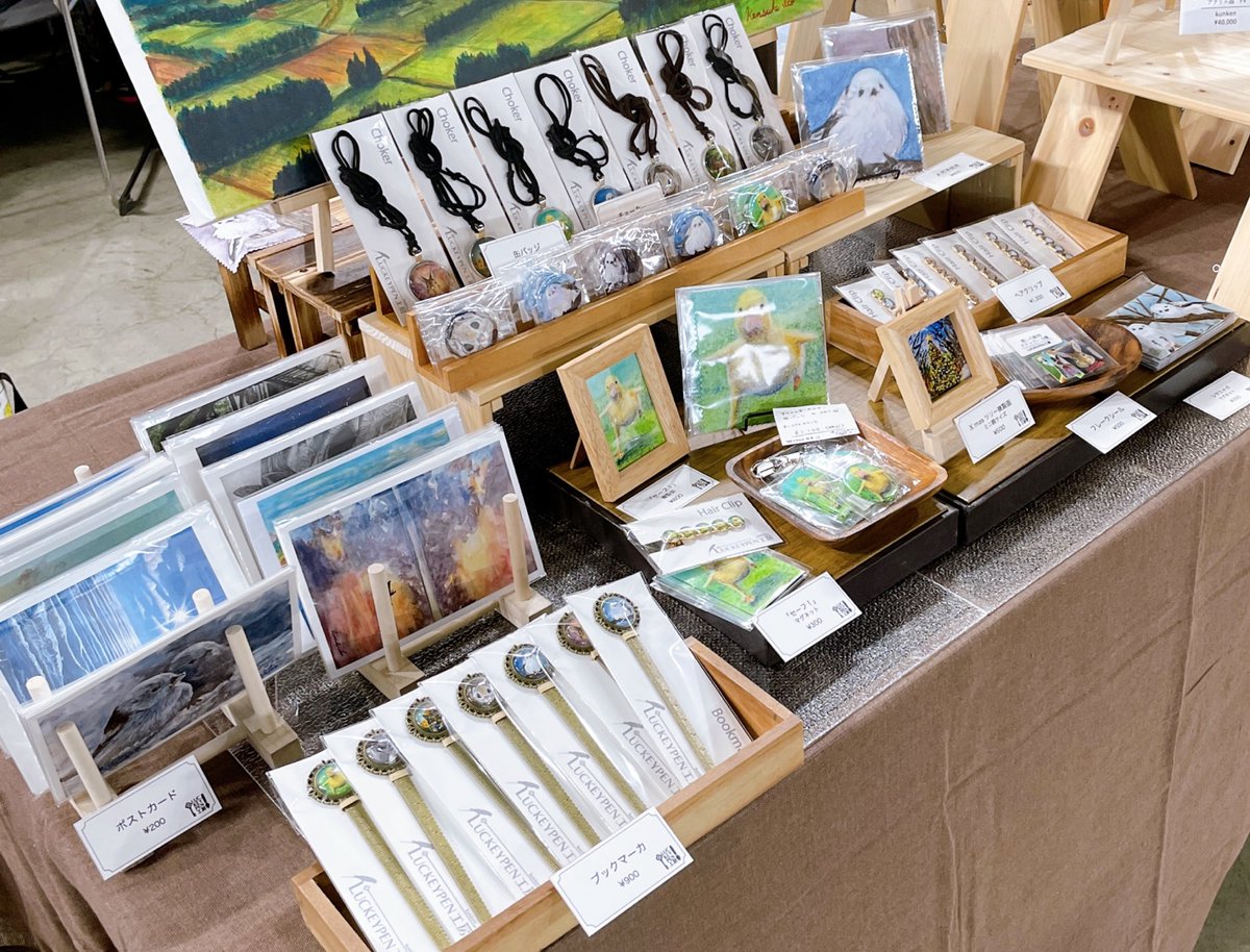 0921_kenken's tweet photo. 明日はチカホで行われる 『雑貨&amp;手づくり雑貨マルシェ hand to heart』に初出展させて頂きます🙌

原画作品は他会場で展示中の為少なめですが、複製画やグッズ類、ペット似顔絵オーダーの受付も行ないます✨

お待ちしていま〜す🎶

#htoh 
#チカホイベント 
#LUCKEYPEN工房 
#kunken https://t.co/9l2fcix99M