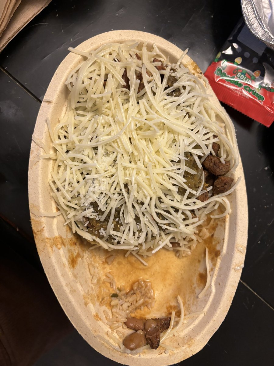 addison0126's tweet photo. @ChipotleTweets What about yall giving me this burrito bowl … https://t.co/AssHpowpRA