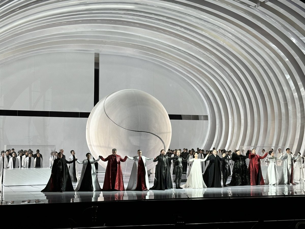 Gounod’s Opera Roméo et Juliette in sehr moderner Fassung mit französischen und chinesischen Künstlern im Pekinger Opernhaus aufgeführt.