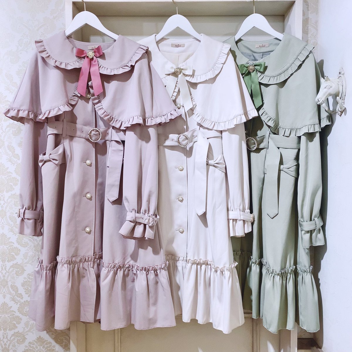 【Amavel】 Dolly Ribbonケープトレンチコート ピンク comingsoon . . Dolly Ribbonケープトレンチコート アイボリー