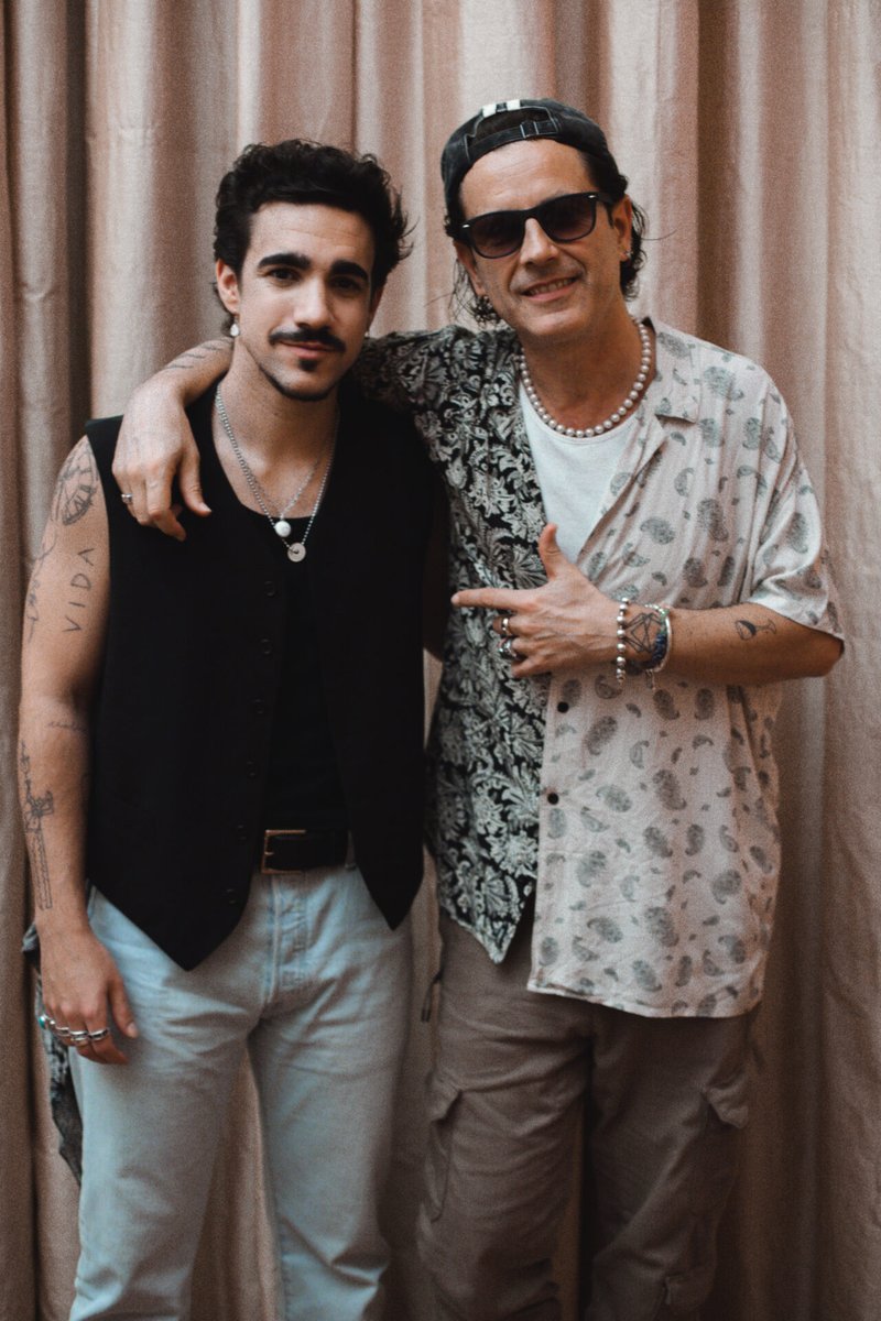 —Aparece junto al gran Coti en el escenario para cantar la canción que tienen juntos. Al acabar dan las gracias y suerte para los nominados—.

open.spotify.com/track/243KMgjd…

#OTFKGala1