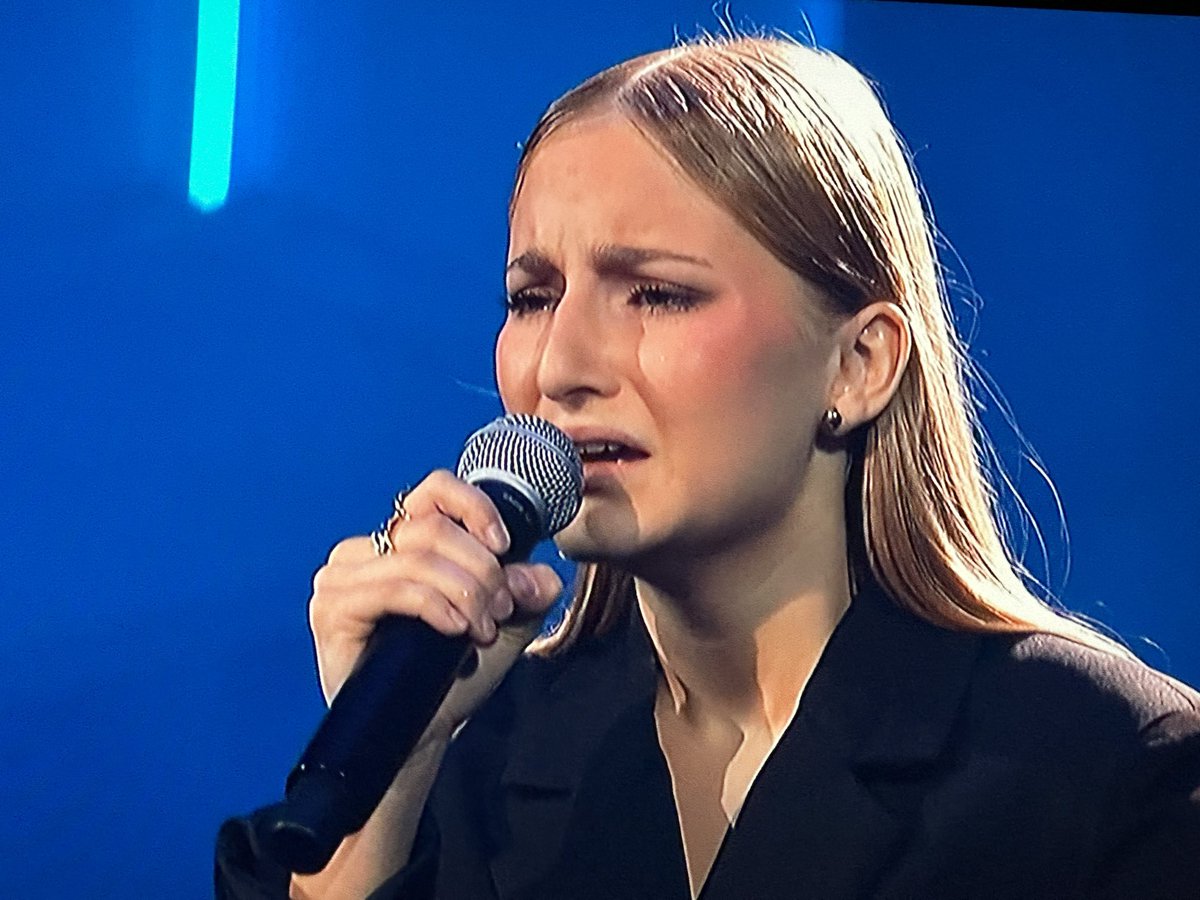 #lavoixtva Angélie Ménard avec ses 17 ans vient de séduire le public.