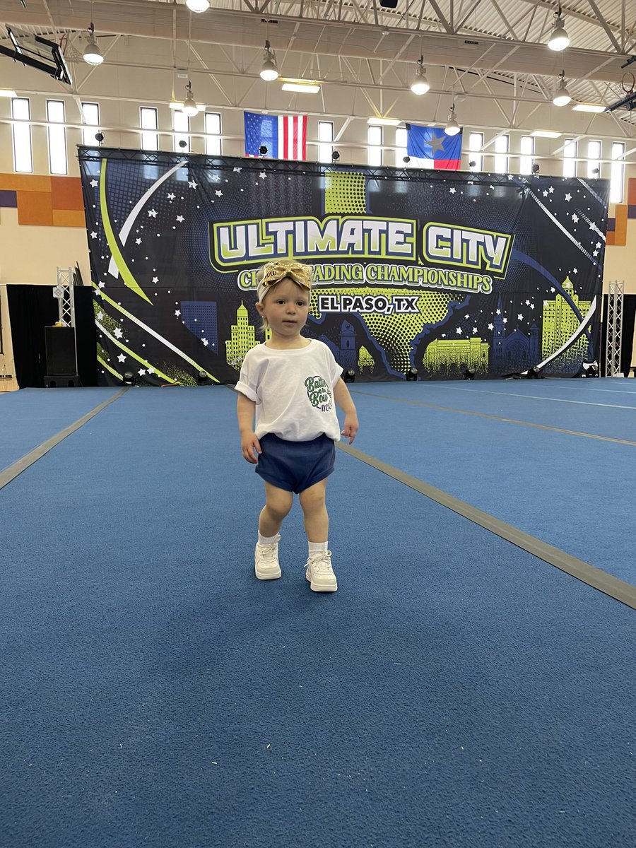 Karter Kay rocking the “Golden Bow” that our Grand Champions win 💛⭐️✨