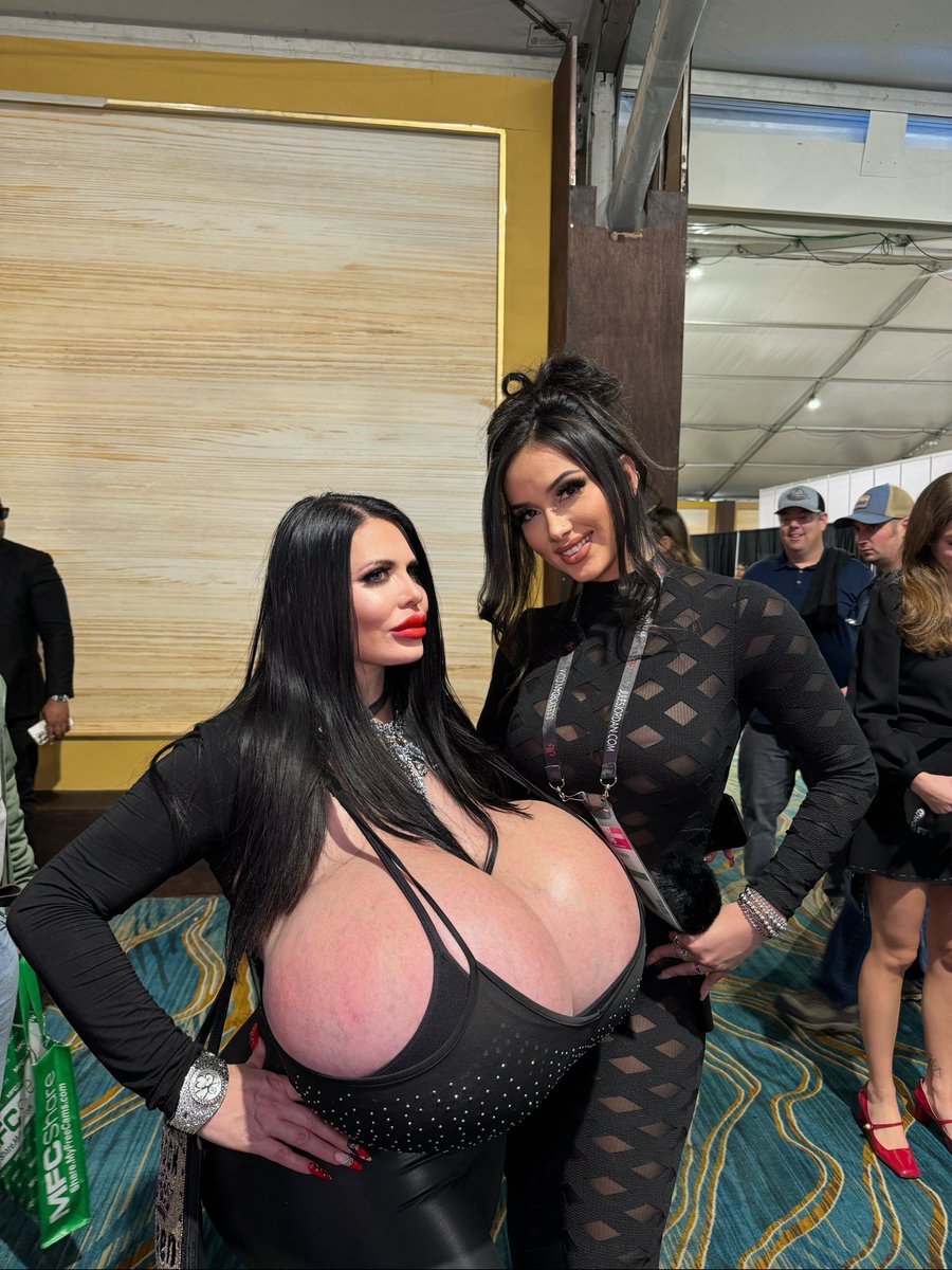 @LasVegasLocally Met @FoxyMenagerie this weekend at AVN! Has the biggest boobs in the US, second largest in the world. 10,000+ cc’s and counting 😳
